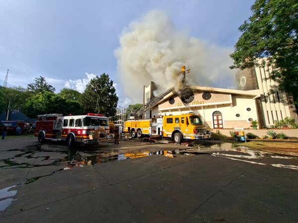 Devastador incendio en la catedral de Ciudad del Este