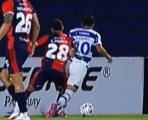 Popular / ¿Debieron ser dos penales para 2 de Mayo? Lo que dice el análisis arbitral