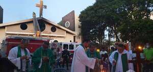 Con misa y oración acompañaron el combate del incendio en la Catedral   - ABC en el Este - ABC Color