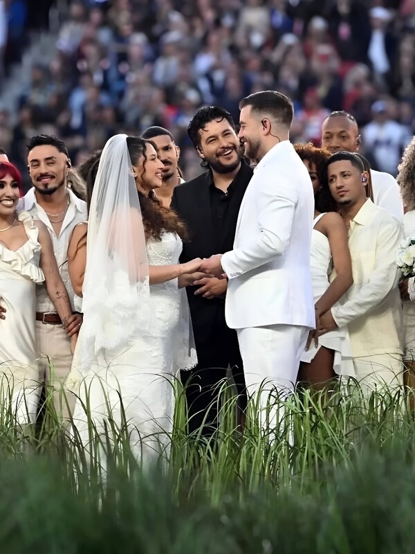 Bad Bunny casa a una pareja en el Super Bowl 2026