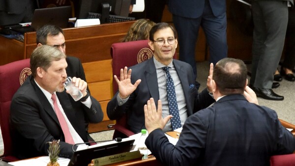 A dos años de su expulsión, Chase trata a Kattya como “delincuente”