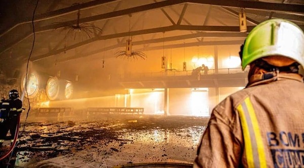 Tras horas de arduo trabajo, bomberos controlan incendio en catedral de CDE - Noticiero Paraguay