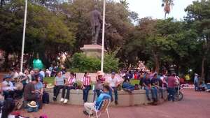 Caja Fiscal: ciudadanos madrugaron para protestar en Asunción - Nacionales - ABC Color