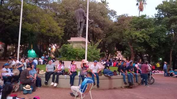 Caja Fiscal: ciudadanos madrugaron para protestar en Asunción - Nacionales - ABC Color