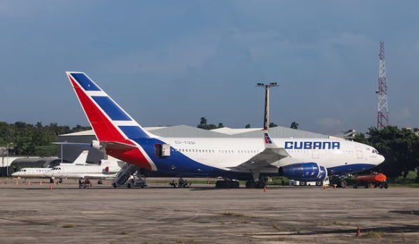 Cuba avisa a aerolíneas que ya no tiene combustible de aviación