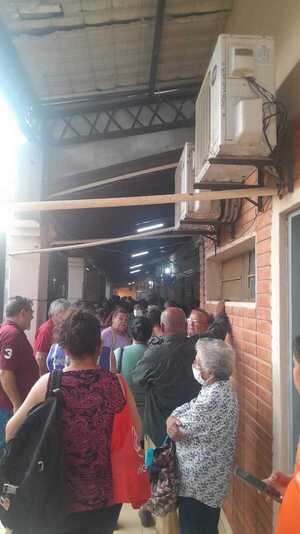 Adultos mayores esperan desde la madrugada, sin asientos y bajo intenso calor, para agendar turnos en el Hospital de Calle’i » San Lorenzo PY