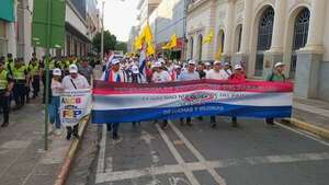 Docentes advierten a senadores: “No van a salir de acá” si aprueban reforma de caja fiscal - Política - ABC Color