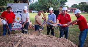 Carapeguá: Inician obras de 17 viviendas económicas  - La Tribuna