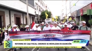 Docentes y funcionarios públicos se movilizan desde tempranas horas en el microcentro de Asunción