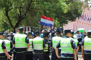 Popular / Congreso ya está rodeado de manifestantes y policías por debate de la Caja Fiscal