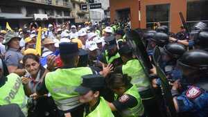 Reportan primeros incidentes entre educadores y la Policía en protesta