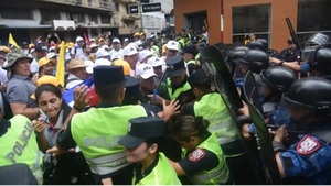 Tensión en el microcentro: barrera policial impide que manifestantes vuelvan al Congreso