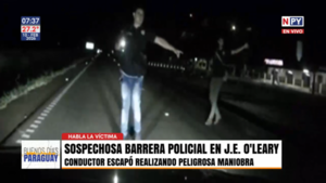 Ciudadanos huyen tras sospechosa barrera policial con hombres armados en Juan E. O'Leary