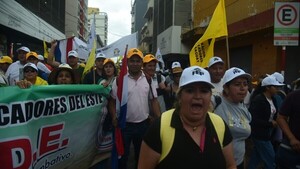 Cartismo replantea a última hora reforma de la Caja Fiscal ante fuerte presión de docentes