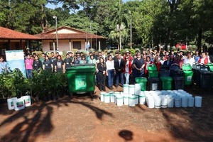 Itaipú entregó basureros, plantines y materiales educativos a la Escuela Agrícola de Minga Guazú | DIARIO PRIMERA PLANA