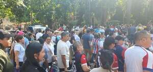 Manifestantes marchan en Ciudad del Este contra reforma de la Caja Fiscal  - ABC en el Este - ABC Color