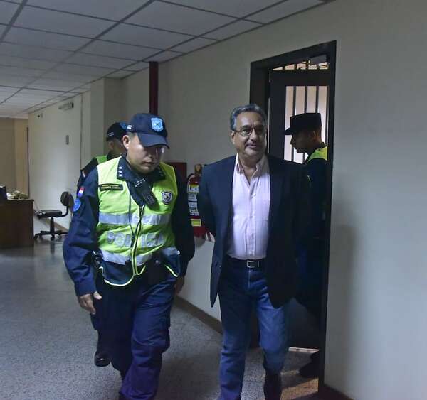 Postergan juicio al exgobernador de Central por desvío de G. 18.300 millones - Nacionales - ABC Color