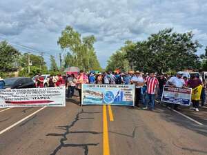 Manifestantes cierran ruta PY01 en Coronel Bogado - Nacionales - ABC Color
