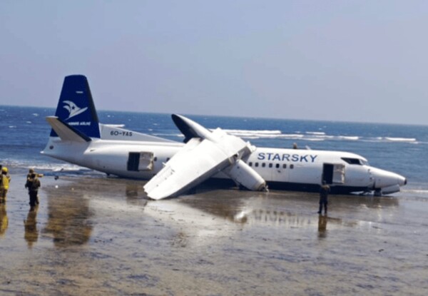 Avión de StarSky Aviation se estrella en la costa de Mogadiscio tras falla poco después de despegar