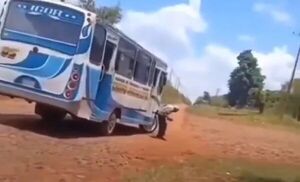 Adulto mayor obligado a bajar de un bus termina en el corralón