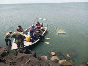 Hallan vehículo en aguas del río Paraná en San Cosme y Damián - Policiales - ABC Color