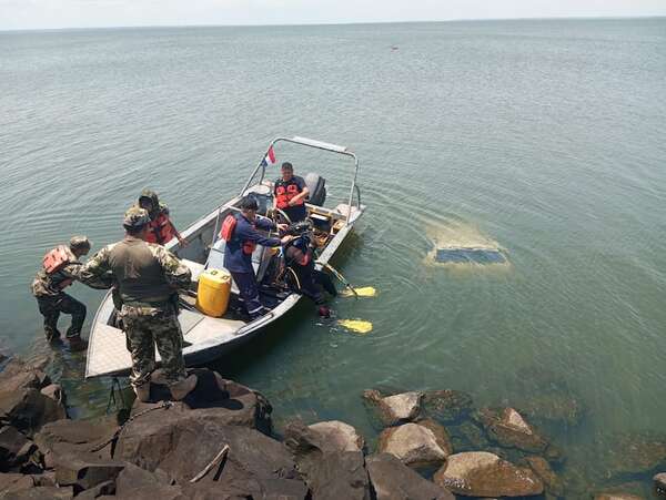 Hallan vehículo en aguas del río Paraná en San Cosme y Damián - Policiales - ABC Color