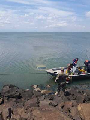 Encuentran un vehículo sumergido en el río Paraná - trece