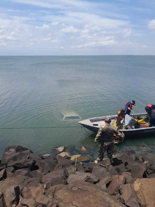 Encuentran un vehículo sumergido en el río Paraná - trece