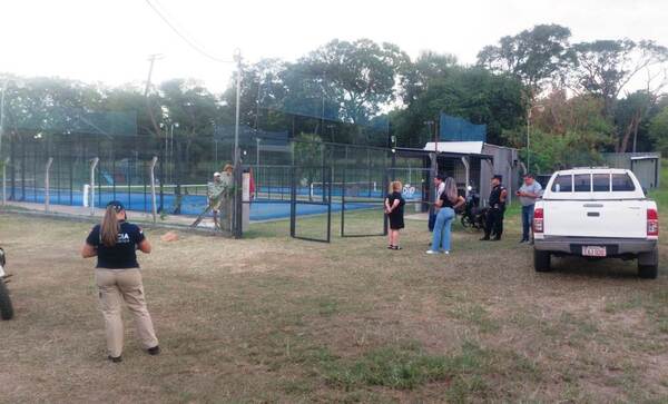 Adicto muere electrocutado en cancha de pádel •