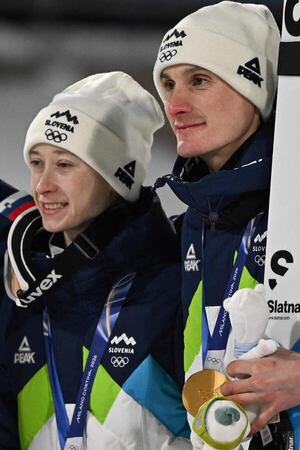 Nika y Domen Prevc se desquitan y hacen historia al ganar oro olímpico por equipos mixtos  - Polideportivo - ABC Color