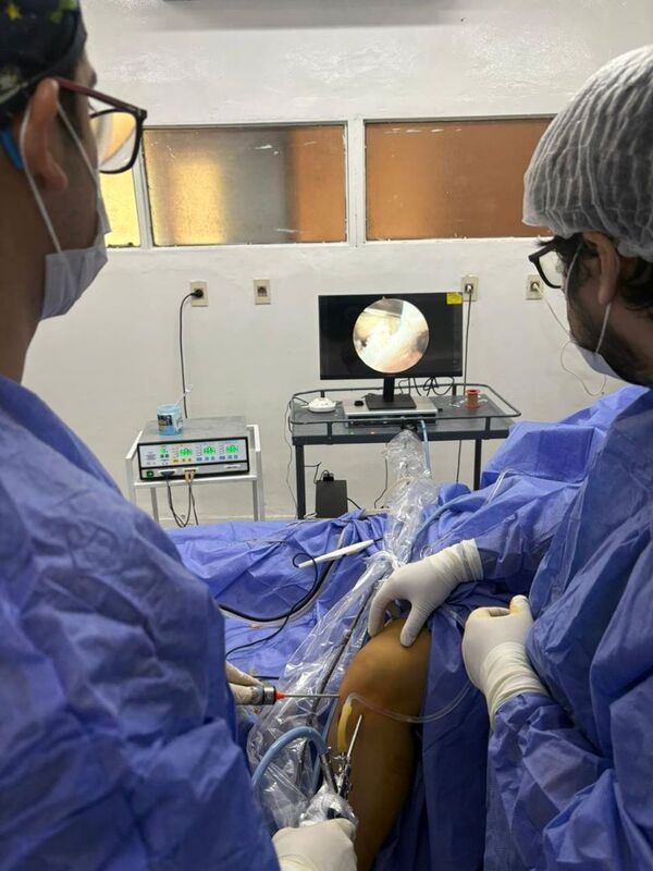 Realizan primera cirugía por artroscopia en el Hospital Regional de Caacupé - trece