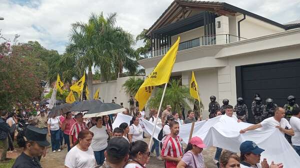 Caja Fiscal: docentes de Ñeembucú escracharon a domicilio a los “no gratos” Alliana y su esposa diputada - Nacionales - ABC Color