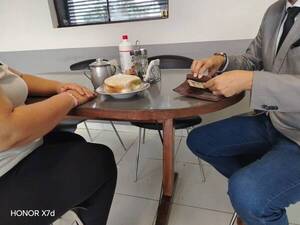 Pagar la cena “miti-miti” genera mucha “incomodidad al hombre”