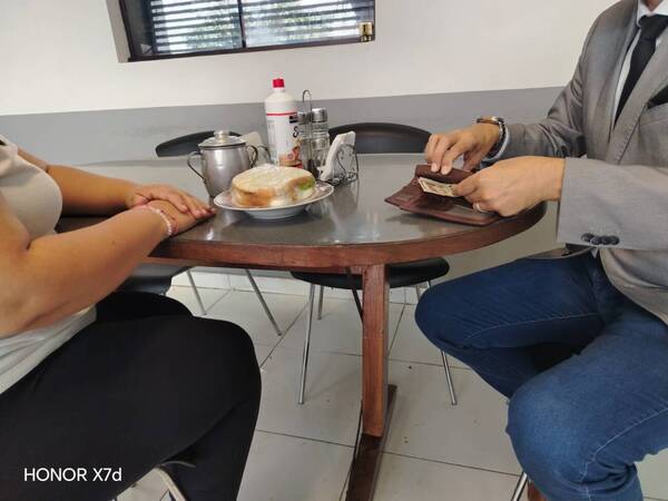 Pagar la cena “miti-miti” genera mucha “incomodidad al hombre”