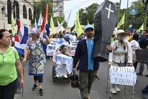 Cartismo retrocede en caja fiscal por presión de docentes - Nacionales - ABC Color