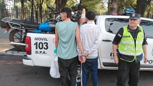 Dos aprehendidos en Luque tras persecución policial por robo de motocicleta | Unicanal