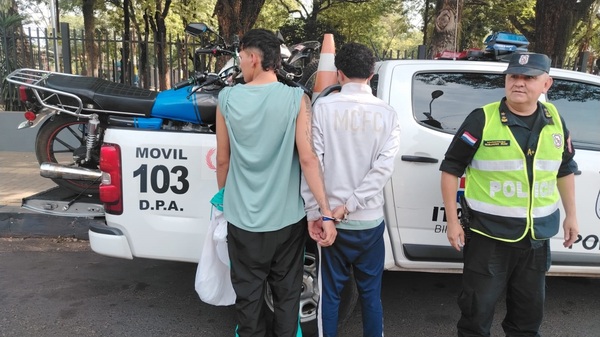 Dos aprehendidos en Luque tras persecución policial por robo de motocicleta | Unicanal