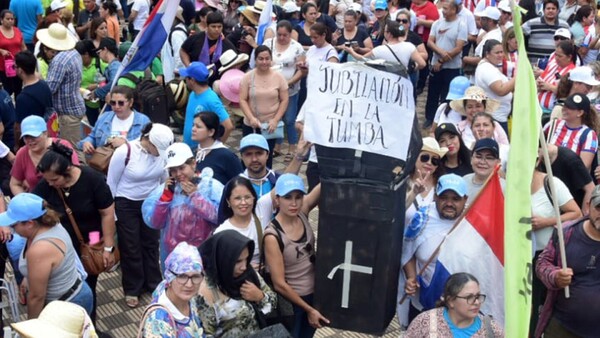 Postergan reforma de la Caja Fiscal, pero sigue en pie la huelga docente para el 23