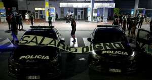 La Nación / Policías rosarinos seguirán protesta por mejora salarial y atención a salud mental