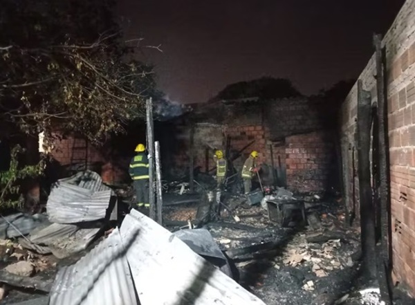 Itá Enramada: Fuego consumió por completo una casa y dejó un herido leve