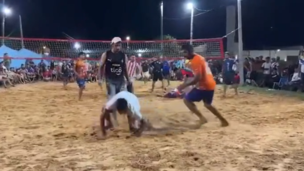 Socos y patadas luego de un partido de piki vóley en Concepción