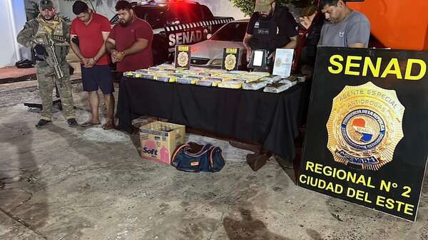 Interceptan dos camiones e incautan cocaína y marihuana en el este del país  - ABC en el Este - ABC Color