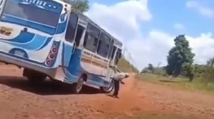 Abuelito fue bajado de un micro en CDE