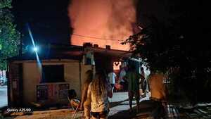 Popular / Itá Enramada: Guatemalteco quedó en la calle tras incendio de su casa
