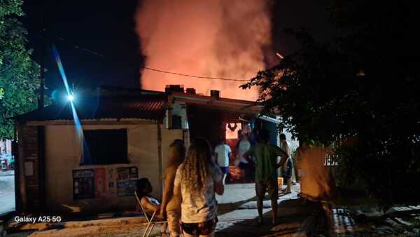 Popular / Itá Enramada: Guatemalteco quedó en la calle tras incendio de su casa
