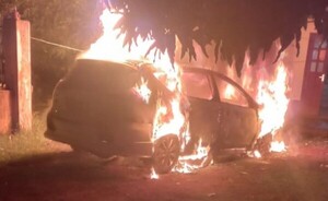 Vehículo fue consumido por un incendio, esta madrugada
