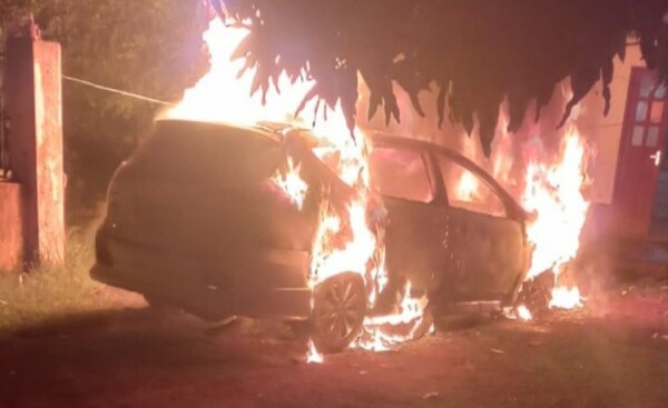 Vehículo fue consumido por un incendio, esta madrugada