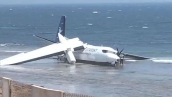Avión se estrella en una playa tras falla técnica y todos los pasajeros salen ilesos en Somalia