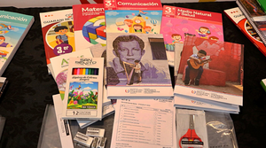 Miles de estudiantes reciben kits escolares para el inicio del año lectivo