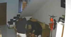 La Nación / Delincuentes ingresan a vivienda de una mujer y la obligaron a transferir dinero